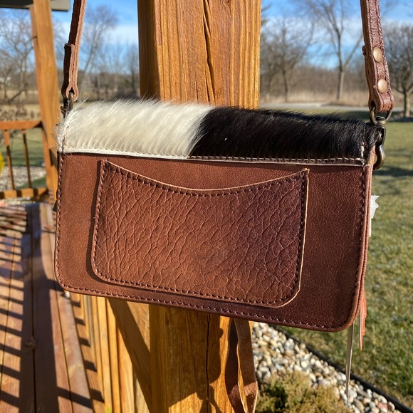American Darling small crossbody cowhide and leather. 8.5x4.5x2. Zip closure - Picture 2 of 3